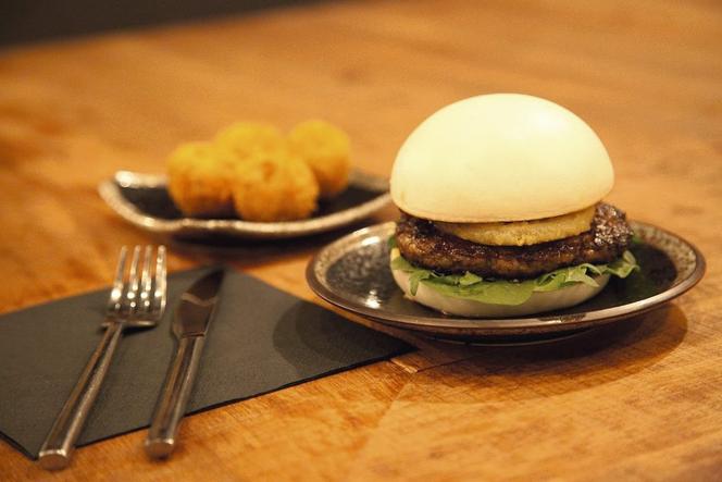 Les baos burgers côtoient le bo bun, la soupe thaï et les tempuras sur la carte hybride d’un restaurant parisien.