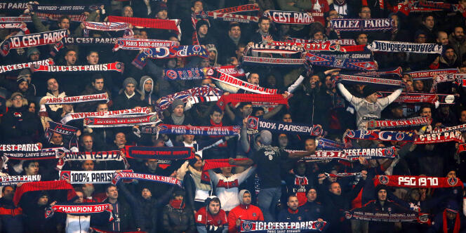 Des supporteurs du Paris-Saint-Germain au Parc des Princes, lors d'un match de Ligue des champions face à l'Olympiakos Le Pirée, 27 novembre 2013.