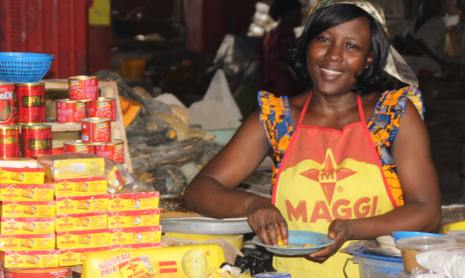 Une vendeuse Maggi, dans un marché d'Abidjan (Côte d'Ivoire).