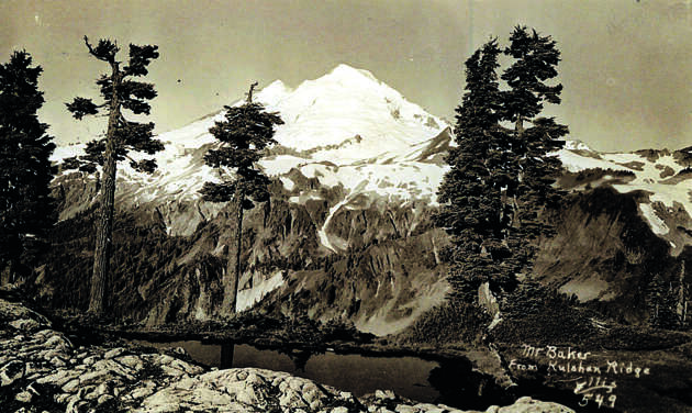 48° 51' 57,4" de lat. N., 121° 40' 42,0" de long. O. Une carte postale signée Clifford B. Ellis, un photographe qui a travaillé dans la région de 1945 à 1970. 
