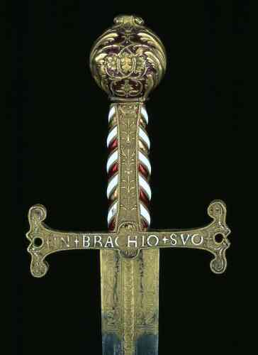 Cette épée, saisie dans la tente royale après la défaite de François Ier à Pavie (Italie) en février 1525, n’a jamais servi à la guerre. C’est une arme d’apparat avec une garde ornée d’un somptueux décor d’or émaillé, portant les emblèmes de la famille d’Angoulême.