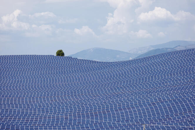 La plus grande centrale à énergie solaire de France, aux Mées (Alpes-de-Haute-Provence). Le parc photovoltaïque s'étend sur 36 hectares et produit 18.2 Megawatts sur 79 000 modules installés.