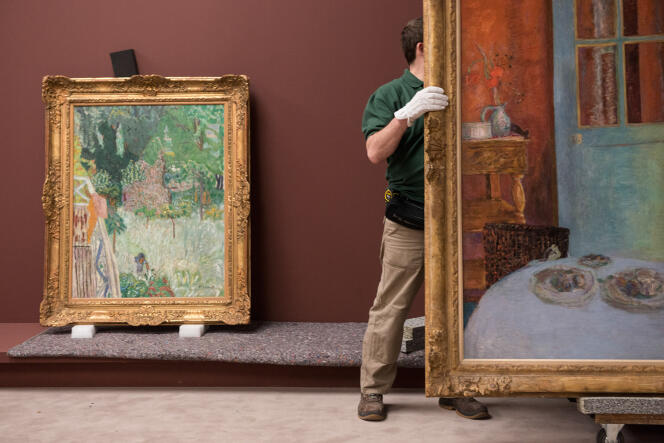 Accrochage de l'exposition Bonnard au Musée d'Orsay, à Paris, le 6 mars 2015.