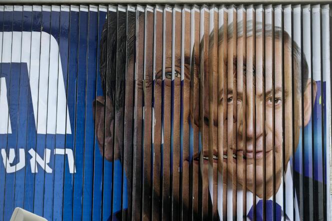Une affiche montrant les portraits de Benyamin Nétanyahou et de son adversaire de l'Union sioniste Isaac Herzog, à Tel-Aviv, le 9 mars. Les élections législatives auront lieu le 17 mars.