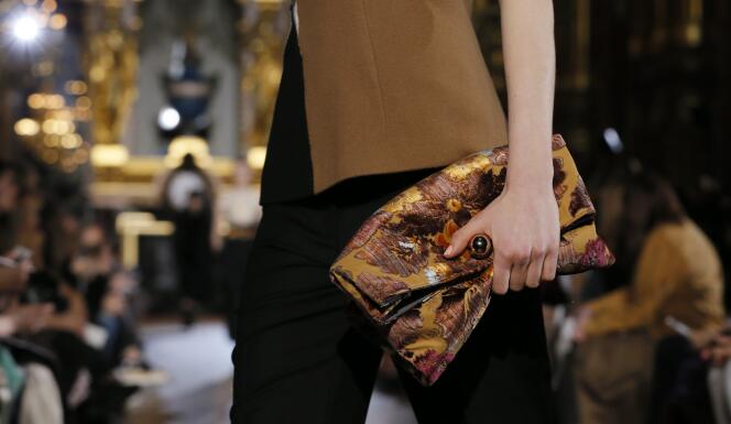 Un sac à main Stella McCartney présenté lors de la  Fashion Week parisienne, en mars 2015.
