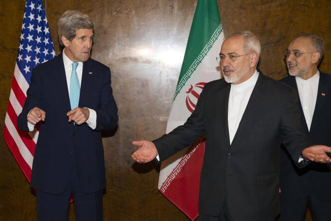 Le secrétaire d'Etat américain John Kerry, en compagnie du ministre des affaires étrangères iranien Mohammad Jawad Zarif à Montreux, le 2 mars 2015.