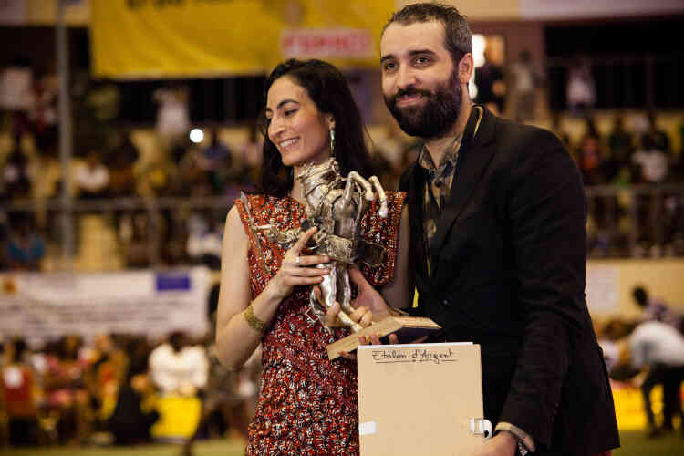 Le cinéaste algérien Belkacem Hadjadj reçoit l'« Etalon d'argent » pour son film « Fadhma N'Soumer ». Il est accompagné de l'actrice française Laëtitia Eïdo.
