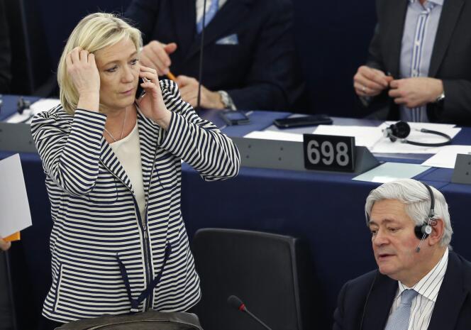 Marine Le Pen et Bruno Gollnisch, au Parlement européen à Strasbourg le 10 mars.