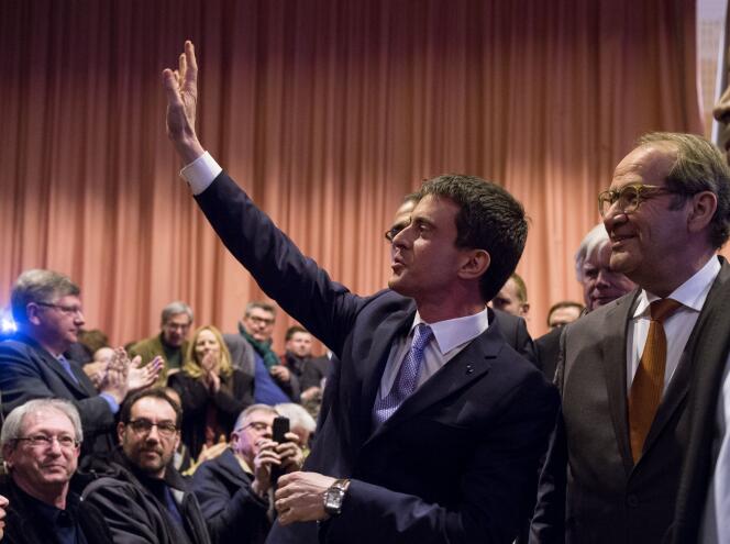 Manuel Valls à Bresles (Oise), lors d’un meeting d’Yves Rome (à droite), le président (PS) du conseil général, le 9 mars.