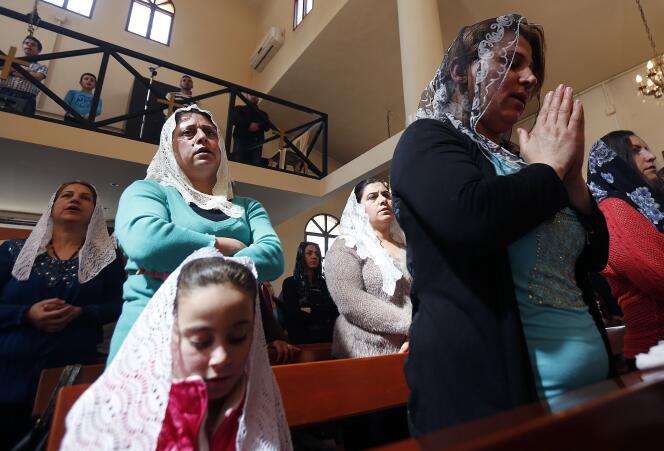 Des fidèles ayant fui la Syrie assistent à la messe, dimanche 8 mars à Beyrouth, à l'église Saint-Georges.