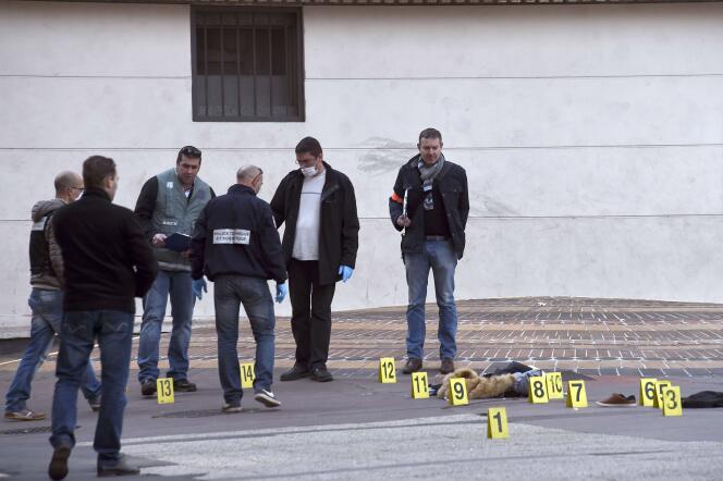 La police scientifique sur les lieux d'une agression à Marseille, mardi 10 mars.