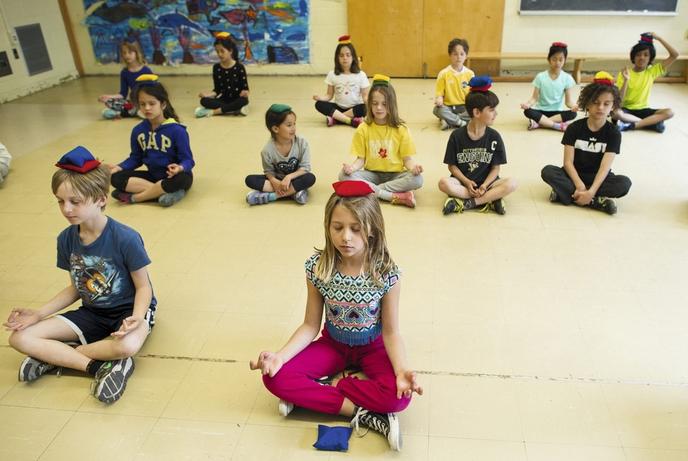 Contrôle de soi et travail en équipe, deux notions-clés du vivre-ensemble que le Canada promeut à l’école à travers des exercices de relaxation et de méditation (ici, à Toronto).