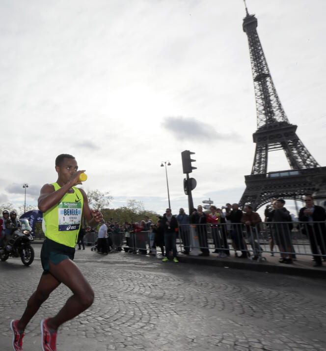 Kenenisa Bekele during his first marathon, that of Paris in 2014, which he won in 2 hours 5 minutes and 4 seconds. 