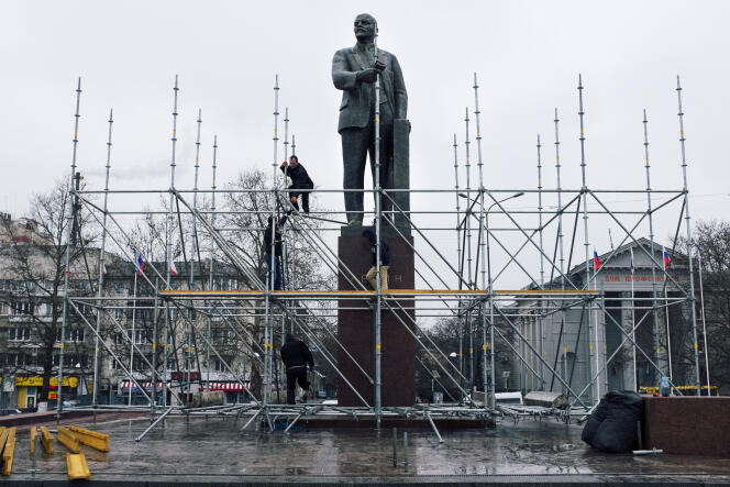 Sur la place centrale de Simferopol, une scène est montée pour la cérémonie du 16 mars, destinée à célébrer le retour de la Crimée dans le giron russe.