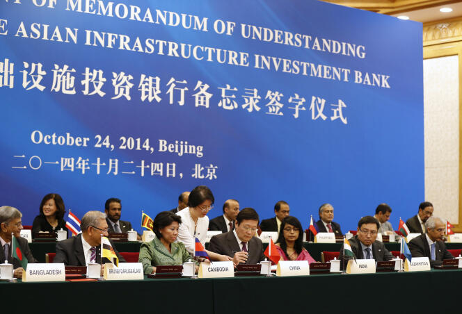 Le lancement de la Banque asiatique d’investissement pour les infrastructures (BAII), en octobre 2014, à Pékin. En Europe, la décision de faire du Royaume-Uni, un membre fondateur, risque de faciliter l’arrivée de l’Allemagne ou de la France.