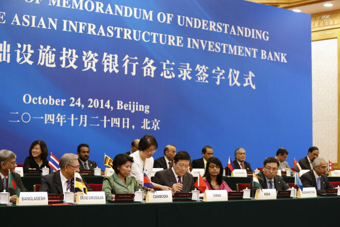 Le 24 octobre 2014 à Pékin, le ministre chinois des finances, Lou Jiwei (au centre), signe le document donnant naissance à la Banque asiatique d'investissement pour les infrastructures.