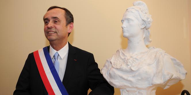 L'ancien président de Reporter sans frontières, passé à l'extrême droite et élu à Béziers avec le soutien du FN, a fait cette annonce en plein conseil municipal où il a reçu un accueil mitigé.