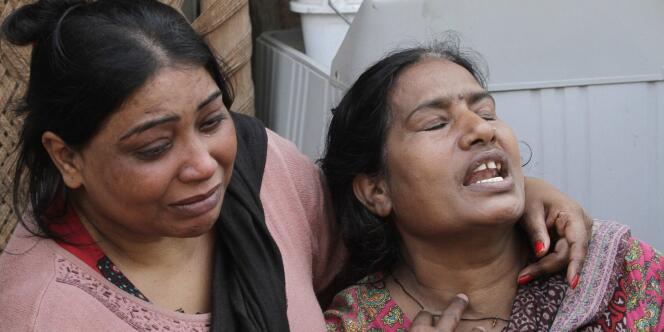 Famille de victimes du double attentat meurtrier survenu dimanche 15 mars contre des églises chrétiennes à Lahore (Pakistan). 