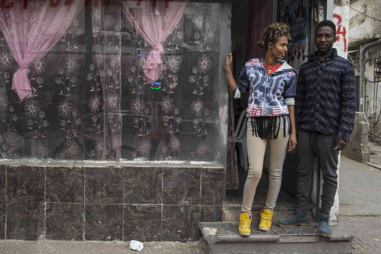 Barik pose avec son amie, d'origine érythréenne. Elle tient un café avec sa sœur, dans les quartiers sud de la ville.