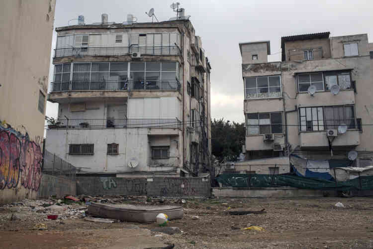 Autour de l’ancienne gare centrale de bus, en décomposition, qui fut jusqu’aux années 1990 une véritable porte d’entrée dans Tel-Aviv C'est dans ce quartier qu'habitent le plus souvent les immigrés clandestins.