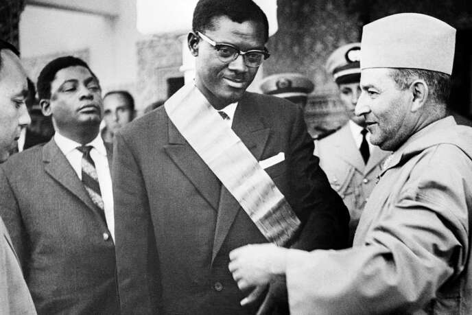 Le roi du Maroc Mohamed V remet le Grand Cordon de l'Ordre du Trône au premier ministre du Congo Patrice Lumumba le 8 août 1960 durant sa visite officielle au Maroc.