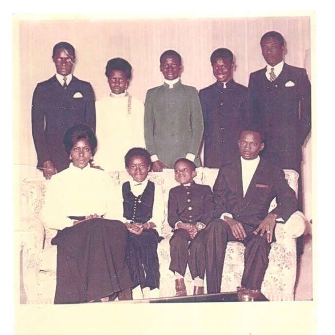 Noël 1968: Tidjane Thiam, le petit dernier, est assis sur le canapé avec son père Amadou, sa mère Mariétou et sa sœur Yamousso. Derrière, la grande sœur N’deye Anna et les quatre grands frères Daouda, Papa Ababakar, Augustin et Abdel Aziz.