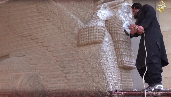 Un djihadiste de l'Etat islamique détruit la face d'un taureau androcéphale assyrien au musée de Mossoul. Cette image est tirée d'une vidéo postée le 26 février par l'EI.