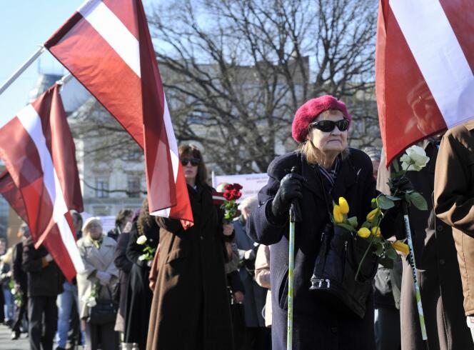 A Riga, le 16 mars, lors de la marche rendant hommage aux soldats lettons ayant combattu l’URSS entre 1943 et 1945 au sein des 15e et 19e divisions Waffen-SS allemandes.