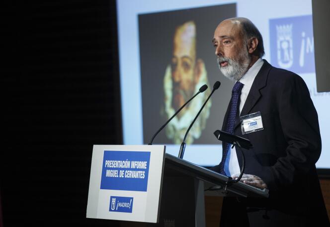 L’anthropologue Francisco Etxeberria, directeur de l’équipe scientifique chargée des recherches, lors de la conférence de presse à Madrid, le 17 mars 2015.