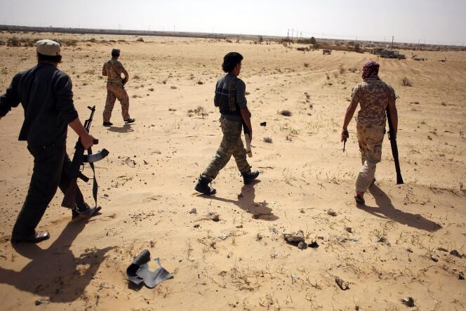 Des membres du groupe Aube de la Libye en patrouille près de Syrte, le 17 mars.