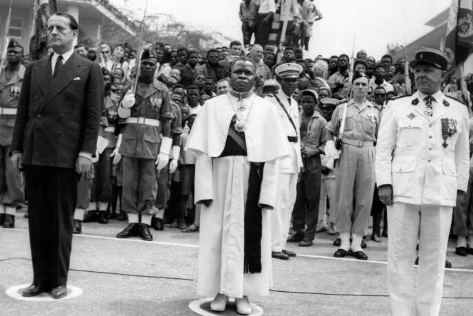 L'abbé Fulbert Youlou entouré du ministre de la culture français Andre Malraux (gauche) et du colonel Daboval durant la cérémonie de l'indépendance du Congo, le 15 août 1960.