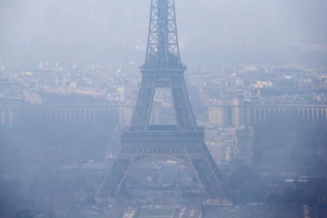 La tour Eiffel noyée dans la pollution aux particules fines, le 18 mars.