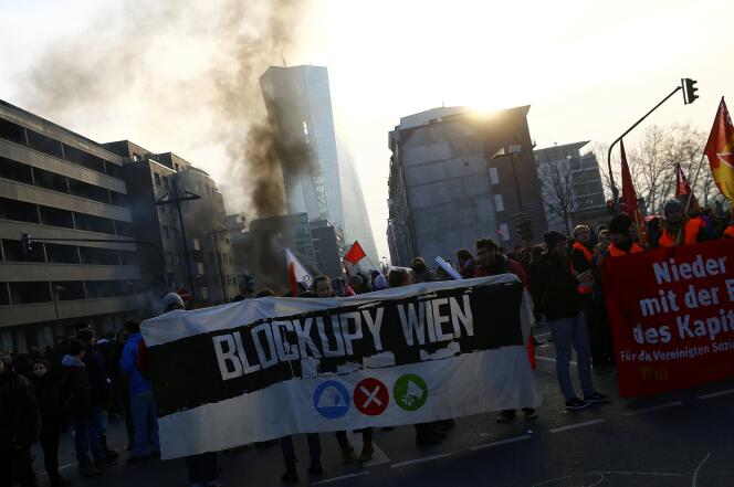 Les manifestants de Blockupy, à Francfort. Au loin, le bâtiment de la Banque centrale européenne, inauguré le 18 mars.