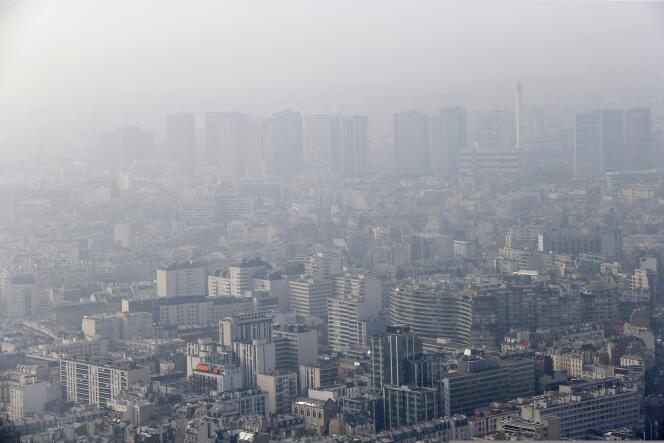 Vue de Paris lors d’un pic de pollution, le 18 mars 2015.
