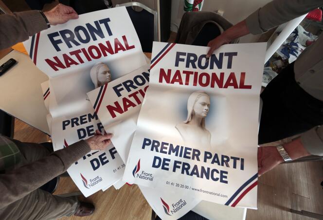Des affiches du FN dans un bureau du parti, à Nice, le 19 mars 2015.