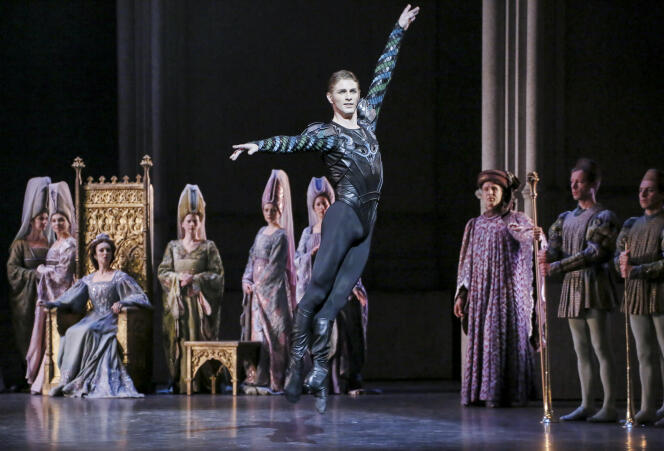 Karl Paquette, danseur étoile de l’Opéra national de Paris, est impérial dans le rôle du précepteur-sorcier Wolfgang-Rothbart, depuis 2002.
