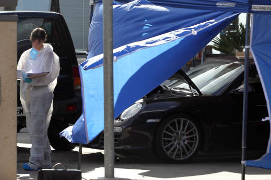 Policemen and forensics investigate around a crime scene on October 16, 2012 outside a petrol station in French Corsican island's town of Ajaccio, after the lawyer Antoine Sollacaro was shot dead inside his car. Sollacaro, 63, was former lawyer of Corsican independence activist Yvan Colonna, sentenced to life in prison in 2011 for the murder in 1998 of French prefect in Corsica, Claude Erignac. AFP PHOTO / PASCAL POCHARD-CASABIANCA