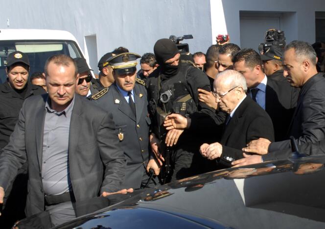 Le président Beji Caid Essebsi (deuxième à droite) arrive à l'hôpital Charles-Nicole, où sont hospitalisés les personnes blessées lors de l'attaque du Musée du Bardo, mercredi 18 mars, à Tunis.