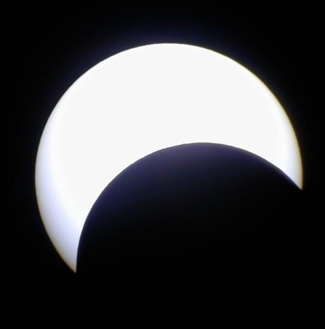 Eclispe partielle de Soleil observée depuis Orsay en 2005.