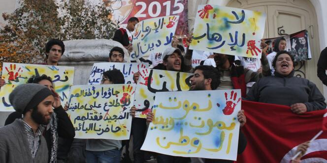 Une centaine de personnes se sont également rassemblées devant le Théâtre national tunisien, à Tunis, le 18 mars.