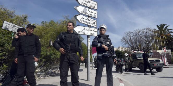 Les forces de sécurité tunisiennes déployées après l'attaque contre le Musée du Bardo, à Tunis.