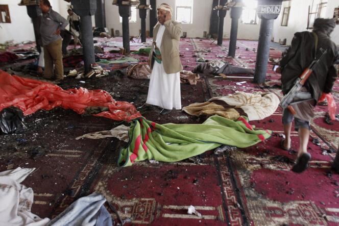 A l’intérieur de la mosquée Al-Hachouch de Sanaa, visée par un attentat-suicide à l’heure de la prière hebdomadaire, vendredi 20 mars.