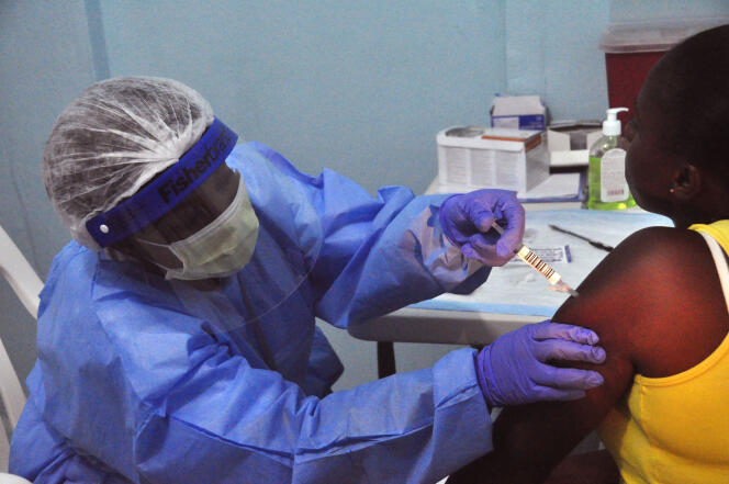 Un essai de vaccin contre le virus Ebola sur une patiente dans un hôpital de Monrovia, la capitale du Liberia, en février 2015.