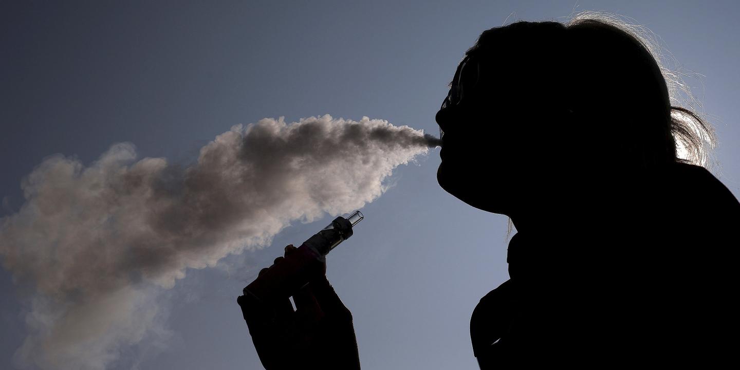 Vapoter est-il sans danger ? Questions sur une « mystérieuse épidémie »