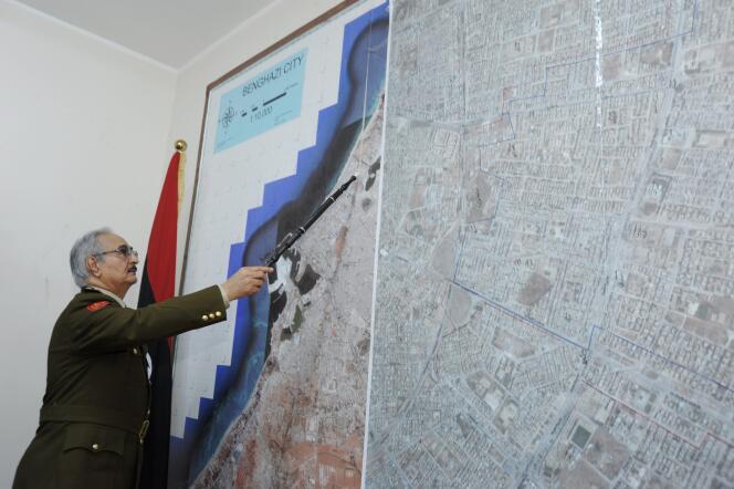 Le général Khalifa Haftar pointe une photo satellite de Benghazi dans son bureau de son fief de Marj, le 18 mars 2015.