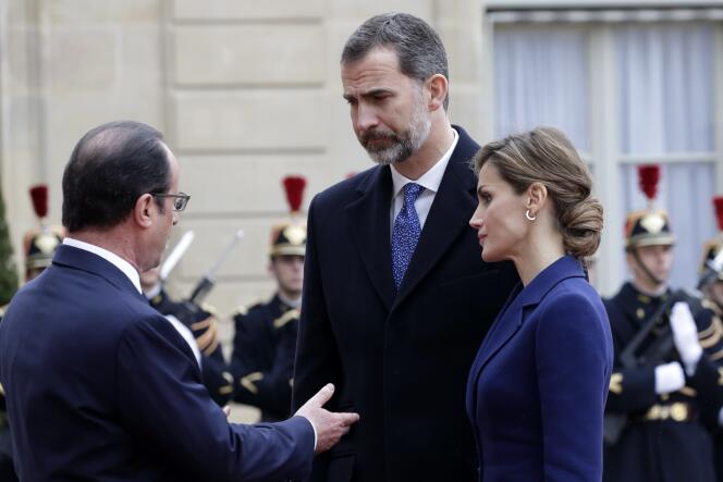 Le roi d'Espagne Felipe VI et son épouse la reine Letizia avec François Hollande, à l'Elysée, le 24 mars.