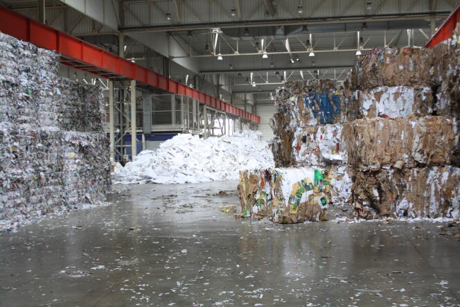 Stockage de déchets dans une usine Paprec.