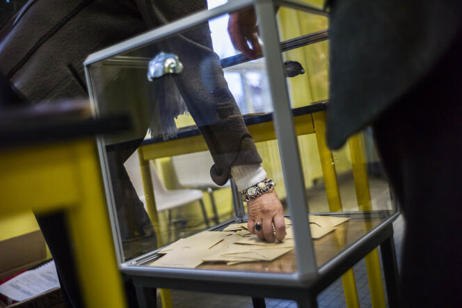 Ouverture des urnes dans un des bureaux de vote de Carpentras (Vaucluse), le 22 mars, premier tour des départementales.
