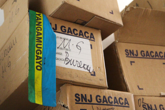 Des cartons des archives des procès Gacaca, à Kigali.