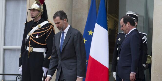 Le roi d'Espagne, Felipe VI, et le président français, François Hollande, le 24 mars à l'Elysée. Les deux dirigeants se sont entretenus pendant une heure et demie après l'annonce du crash d'un Airbus A320 reliant Barcelone à Düsseldorf.